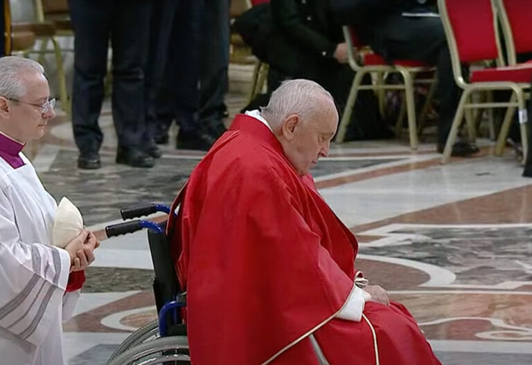 “La verdadera omnipotencia de Dios es la impotencia total del Calvario”, clama Cantalamessa en