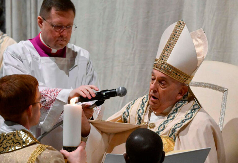 Francisco invita en la Vigilia Pascual a mirar al Resucitado porque “ninguna tumba podrá