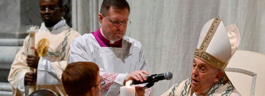 Francisco invita en la Vigilia Pascual a mirar al Resucitado porque “ninguna tumba podrá