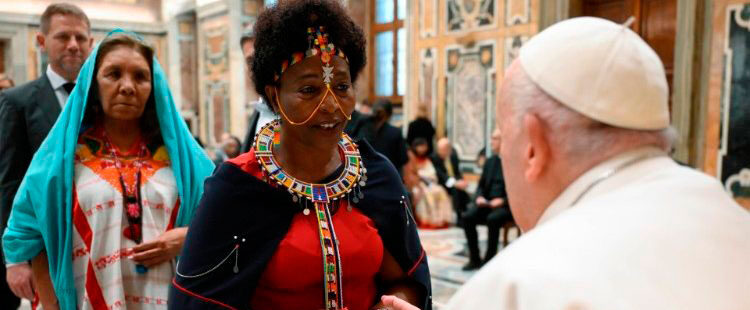El papa Francisco, con pueblos indígenas