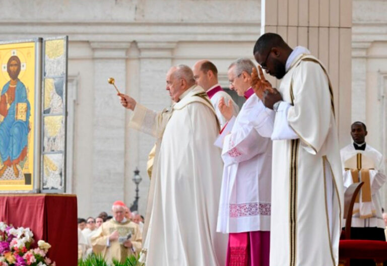Francisco preside la misa de la mañana de una nueva Pascua florida