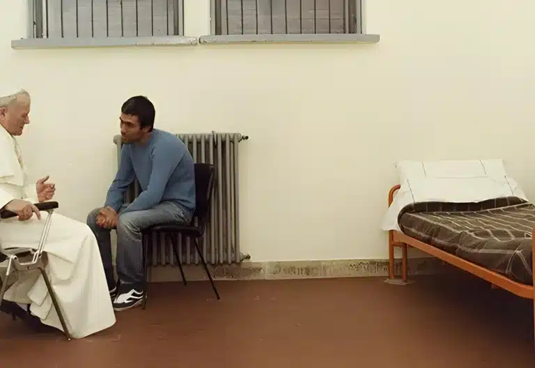 La esposa de Ali Ağca desvela en un libro lo que se esconde tras el atentado de su marido contra