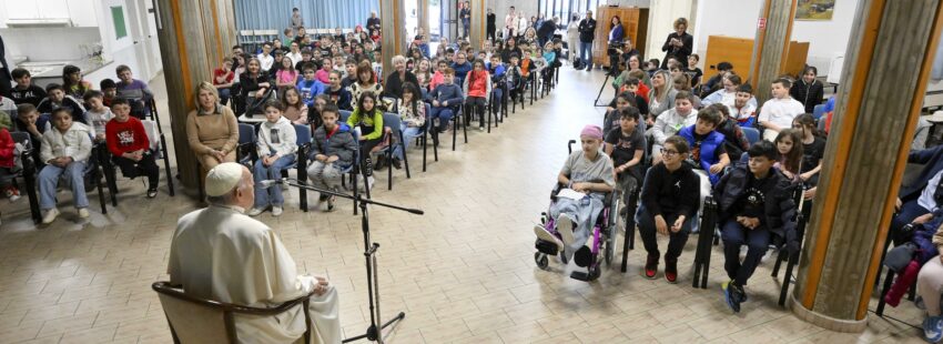 Francisco, el Papa-catequista que llega con huevos de chocolate bajo el brazo