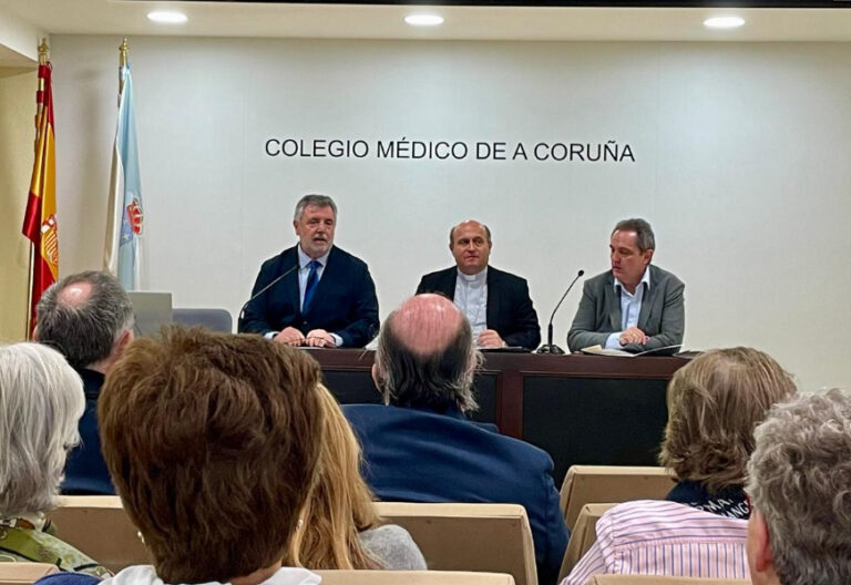 El arzobispo de Santiago, Francisco Prieto, y José Ramón Amor Pan en la jornada 'Ciudades