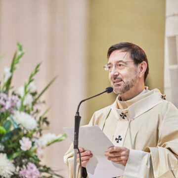 El cardenal arzobispo de Madrid, José Cobo, en la misa de Resurrección 2024