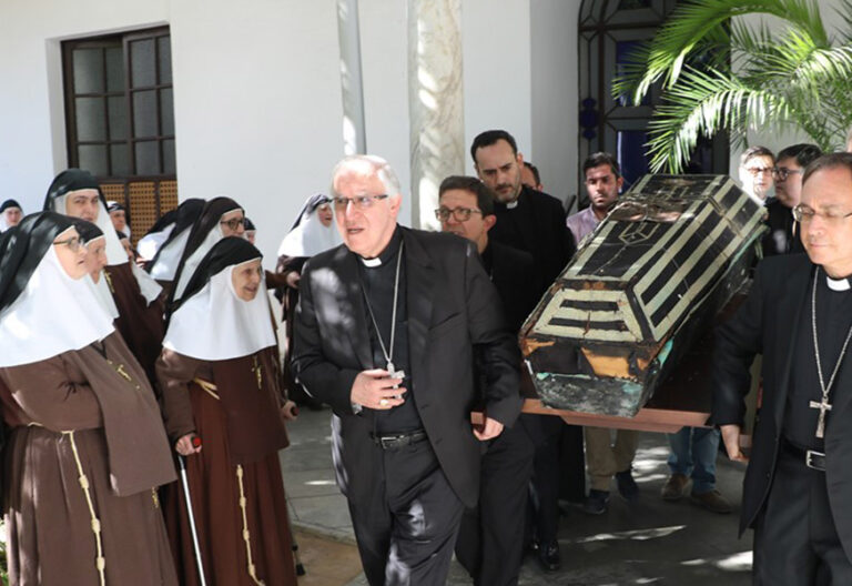 Exhumados los restos del cofundador de las Hermanas de la Cruz como parte del proceso de