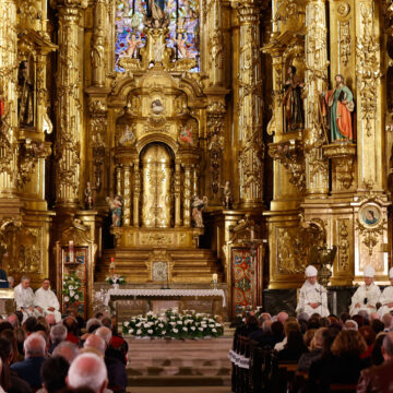 El obispo de Bilbao, Joseba Segura, ha oficiado en la Basílica de la Purísima Concepción en la localidad vizcaína de Elorrio el funeral en memoria del ex Lehendakari José Antonio Ardanza, fallecido a los 82 años
