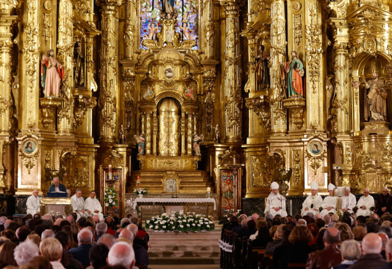 El obispo de Bilbao, Joseba Segura, ha oficiado en la Basílica de la Purísima Concepción en la