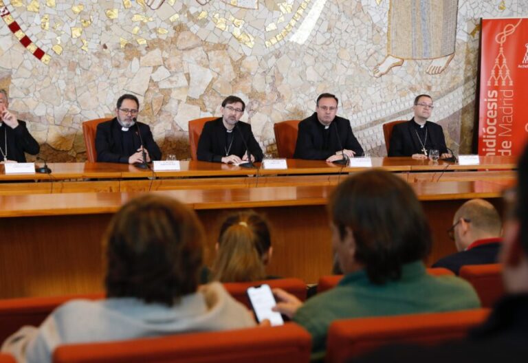 El cardenal José Cobo, en la rueda de prensa para presentar a los obispos auxiliares de Madrid Vicente Martín y José Antonio Álvarez