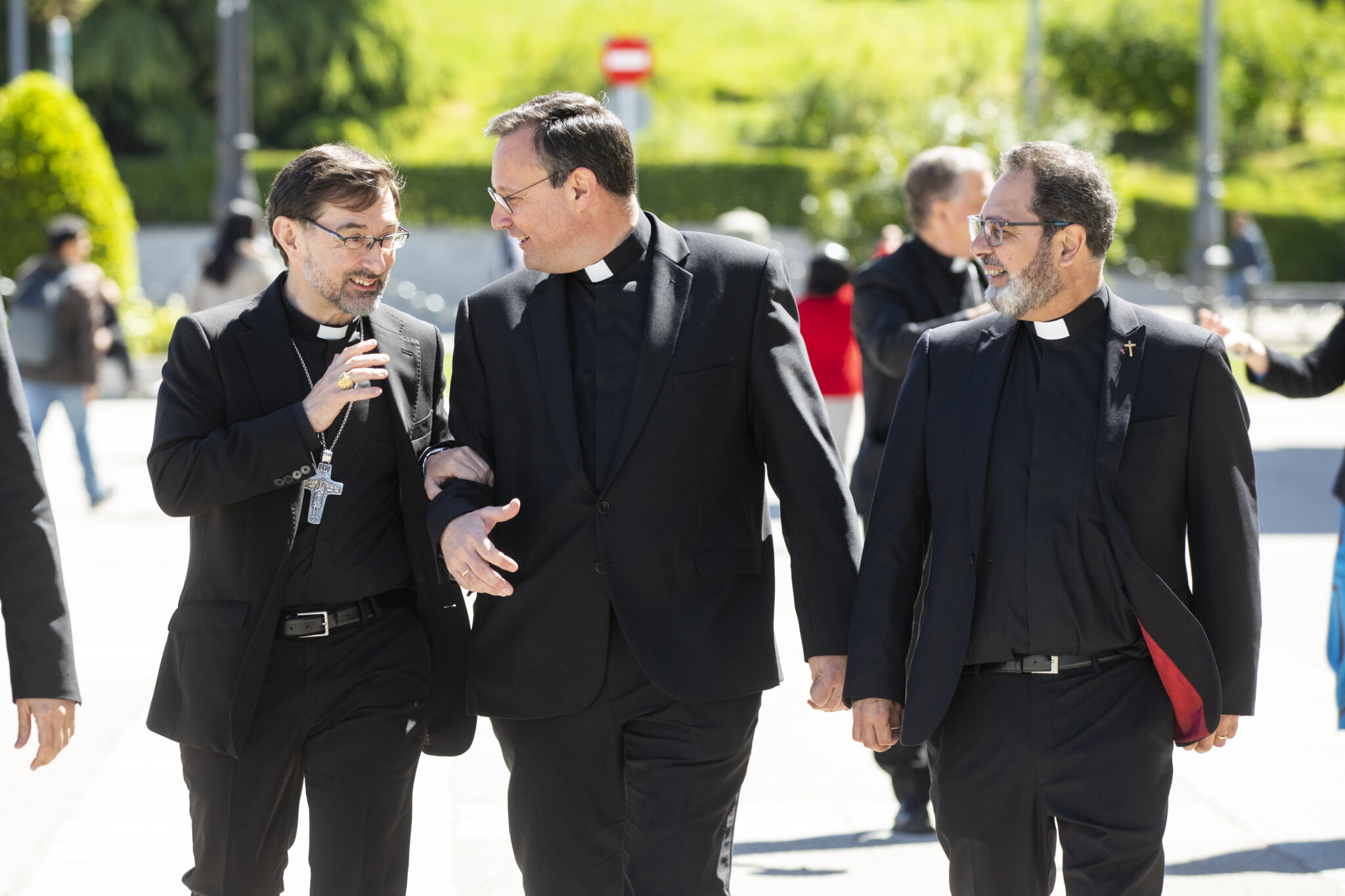 El cardenal arzobispo de Madrid, José Cobo, junto a los obispos auxiliares José Antonio Álvarez