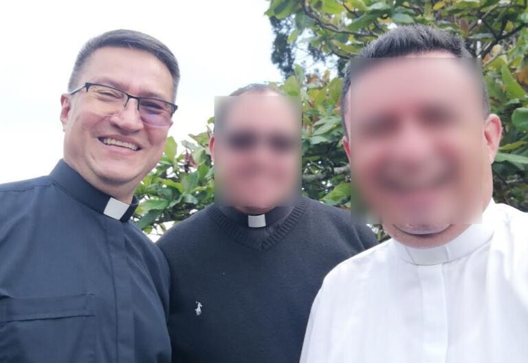 Darío Valencia Uribe, párroco de María Auxiliadora en el barrio Turín en Pereira, a la izquierda