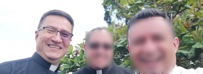 Darío Valencia Uribe, párroco de María Auxiliadora en el barrio Turín en Pereira, a la izquierda