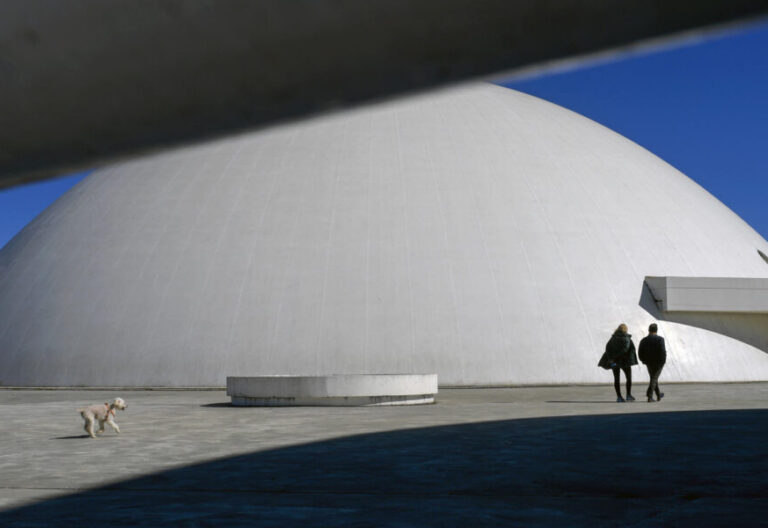 Dos personas pasean por Avilés / EFE