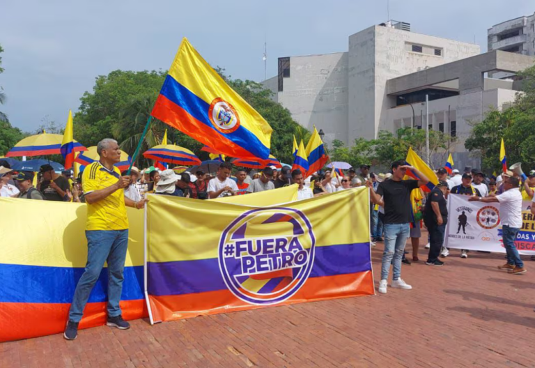 un cuarto de millón de personas tomaron las calles de Colombia para expresar pacíficamente su descontento con Gustavo Petro