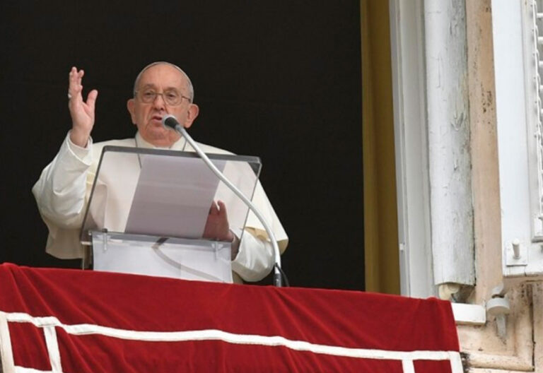 Francisco presenta en el Regina Caeli las heridas de Jesús como “canales de la misericordia y