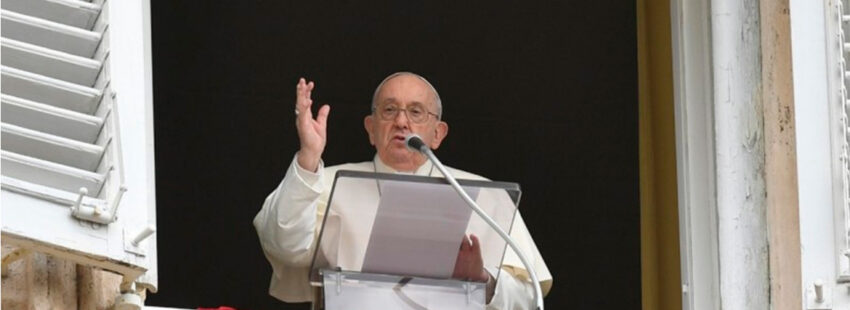 Francisco presenta en el Regina Caeli las heridas de Jesús como “canales de la misericordia y