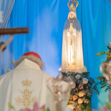 Cardenal Leopoldo Brenes ante la Virgen de Fátima