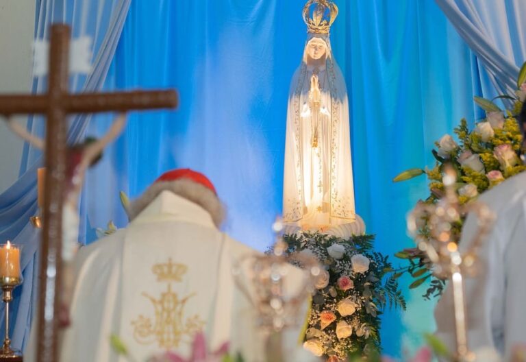Cardenal Leopoldo Brenes ante la Virgen de Fátima