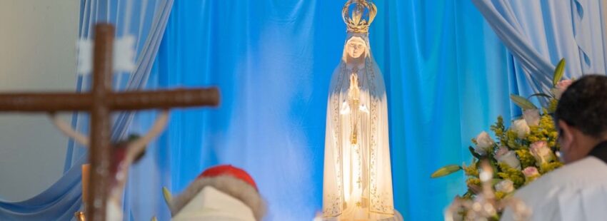 Cardenal Leopoldo Brenes ante la Virgen de Fátima
