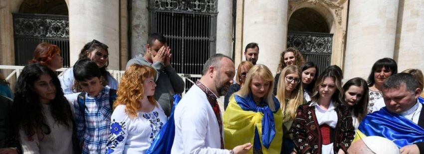 Oleh Ladnyuk, sacerdote ucraniano, con el Papa