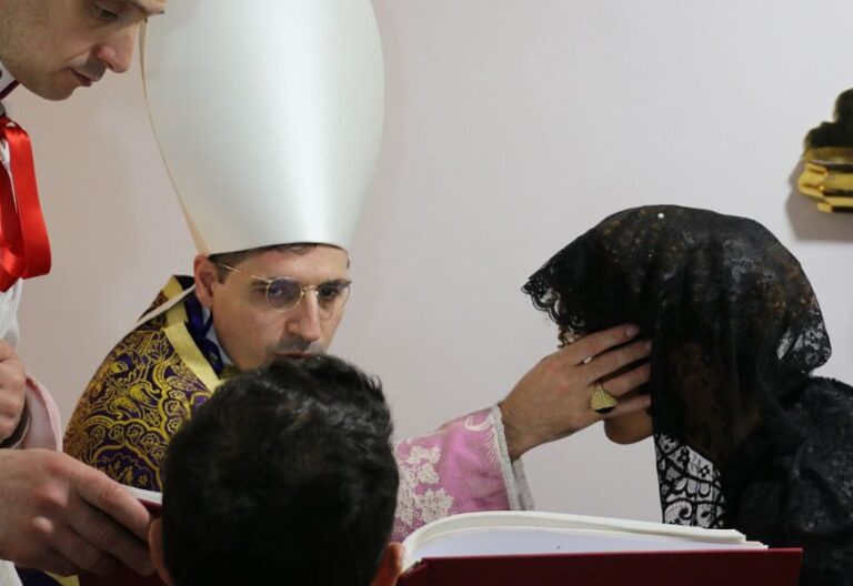 Ruptura ‘millennial’ en Belorado: el falso obispo bloquea en su móvil a la ex abadesa