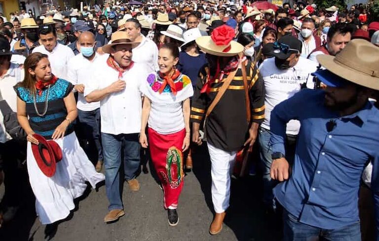 Claudia Sheinbaum con falda de Virgen de Guadalupe