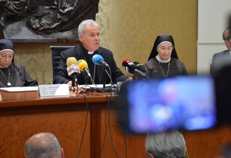Mario Iceta, sor Javier y sor Carmen, en una rueda de prensa sobre las clarisas de Belorado