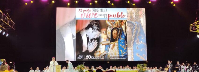 Misa por Carlos Mugica en el Luna Park de Buenos Aires