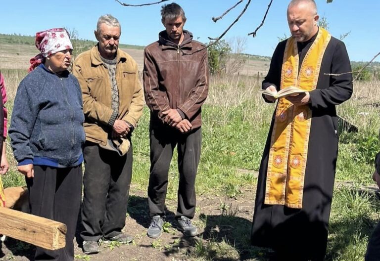 Oleh Ladnyuk en un entierro en Ucrania