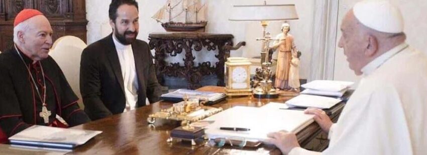 Cardenal Carlos Aguiar y sacerdote Álvaro Lozano con el papa Francisco