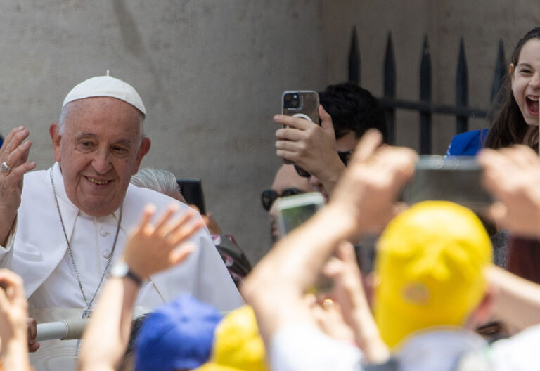 Los niños y el Papa lo salvan todo