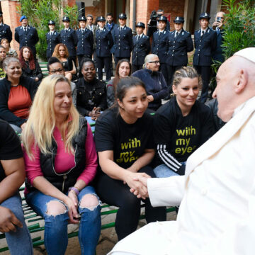 El Papa saluda a las reclusas de una cárcel de Venecia