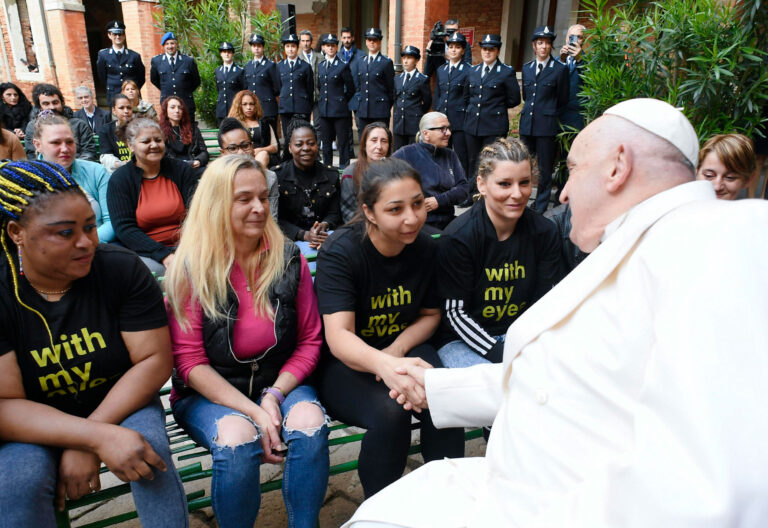 El Papa saluda a las reclusas de una cárcel de Venecia