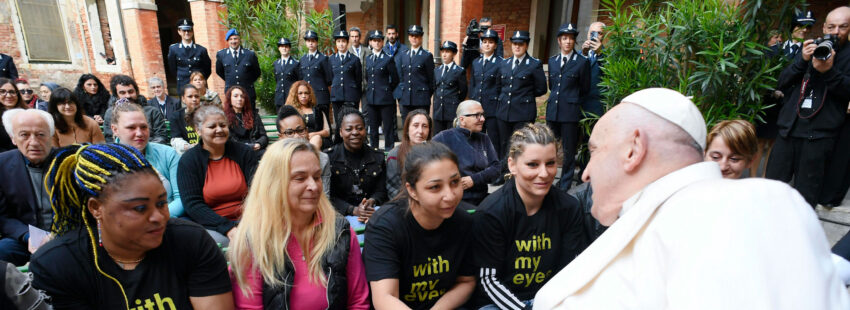 El Papa saluda a las reclusas de una cárcel de Venecia
