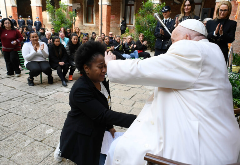Bienal de Venecia: belleza trascendente entre rejas
