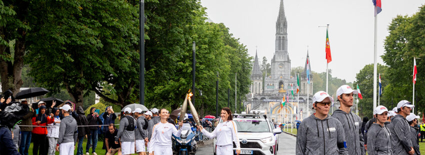 Pentecostés en Lourdes con la antorcha olímpica