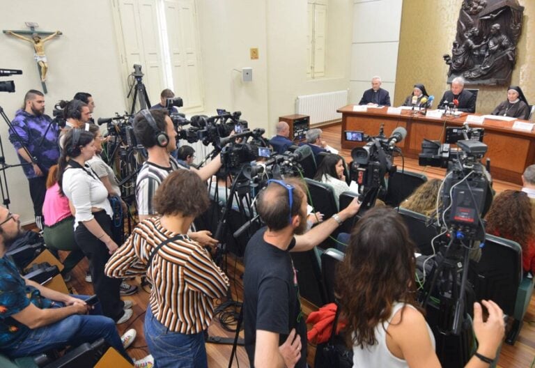 Mario Iceta, sor Javier y sor Carmen, en una rueda de prensa sobre las clarisas de Belorado