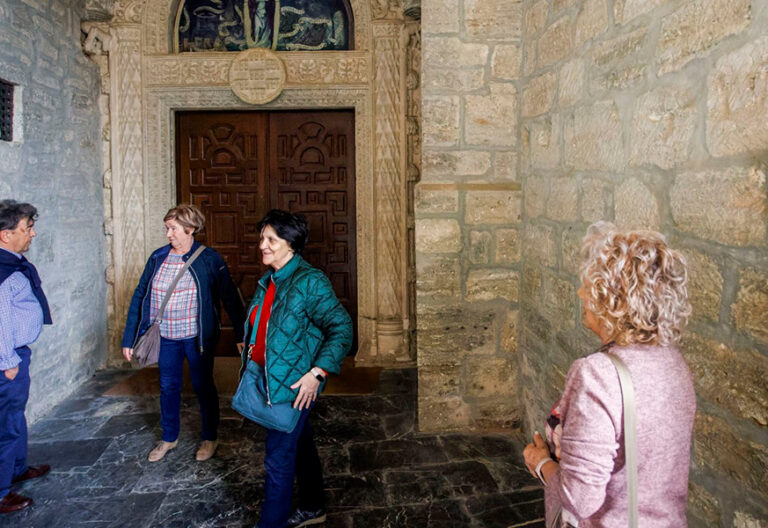 Un grupo de fieles, en el convento de Belorado