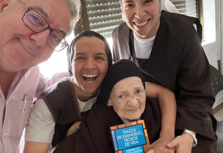 José Moreno Losada con unas monjas carmelitas