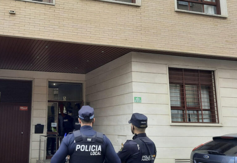 BADAJOZ (EXTREMADURA), 02/05/2024.- Efectivos policiales trabajan en una vivienda de la ciudad de Badajoz (Extremadura), ubicada en la calle América, tras la muerte de una mujer, de 59 años, a manos de unos de sus hijos, de 17 años, quien la ha agredido con un arma blanca. La agresión mortal se ha producido alrededor de las 14:30 horas en el interior de la casa tras una discusión entre la madre y el hijo, según ha manifestado este último durante su aviso de lo sucedido a la Policía Nacional en una llamada telefónica. EFE/ José Luis Real
