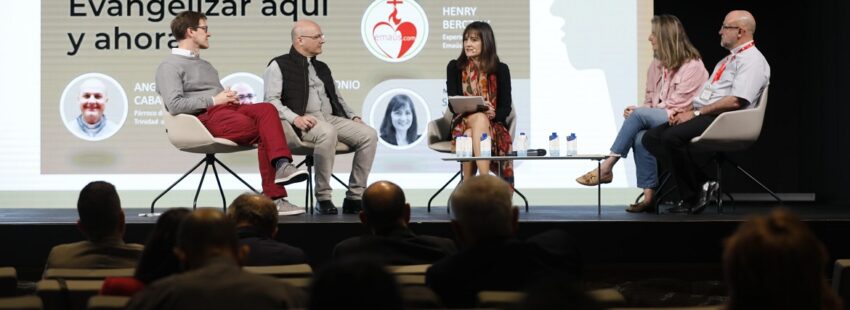 Mesa redonda sobre evangelización presentada por Sandra Várez en las VIII Conversaciones PPC