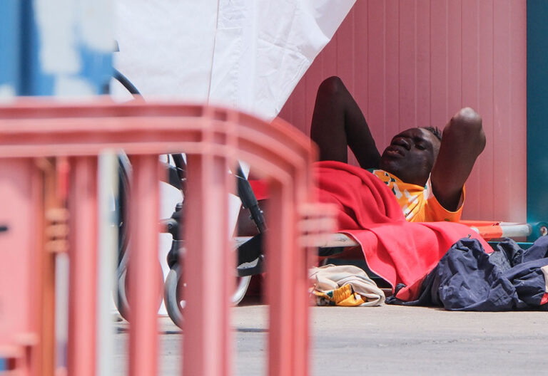 Un migrante, tras su llegada a Canarias