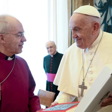 El Papa Francisco con el arzobispo de Canterbury, Justin Welby el 2 de mayo de 2024