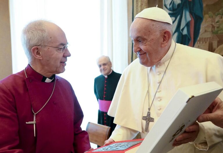 El Papa Francisco con el arzobispo de Canterbury, Justin Welby el 2 de mayo de 2024