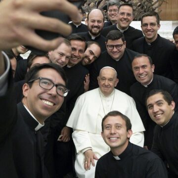 Un grupo de sacerdotes, en audiencia con el papa Francisco