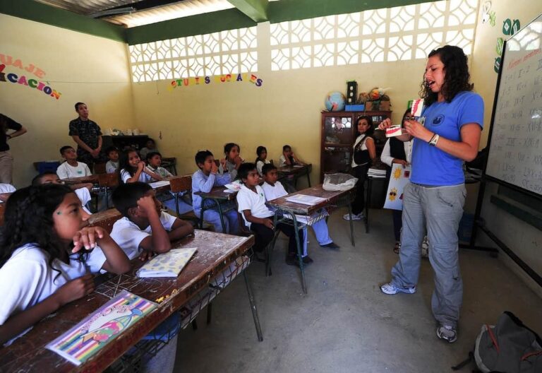 Profesora, alumnos, escuela