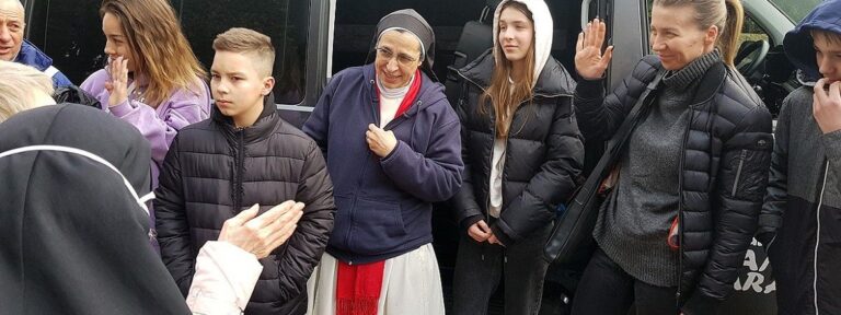 Sor Lucía Caram, con un grupo de niños de Ucrania