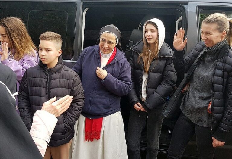 Sor Lucía Caram, con un grupo de niños de Ucrania