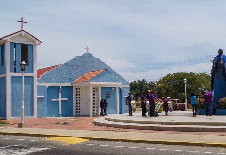 Iglesia de San Benito de Palermo de Puerto Escondido. Devotos frente al monumento San Benito de Palermo. Santa Rita. Estado Zulia (Venezuela)