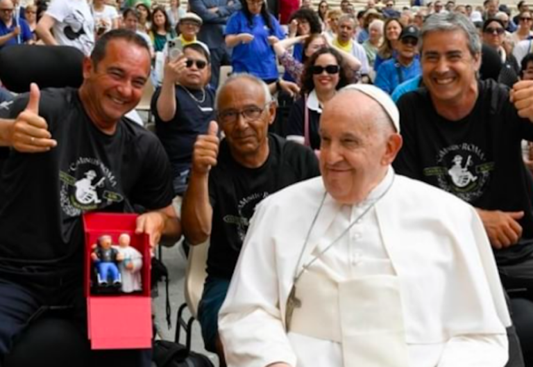 CAMinus Papa Francisco